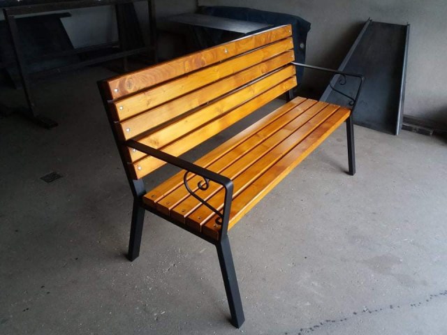 Ławka ogrodowa z podłokietnikiem